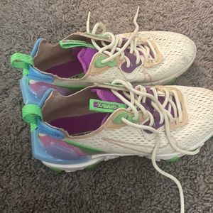 nike womens sneakers size 8 multi color with cream